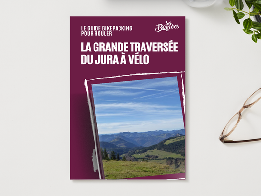 Le guide de la Grande Traversée du Jura en version imprimée, posé sur un bureau