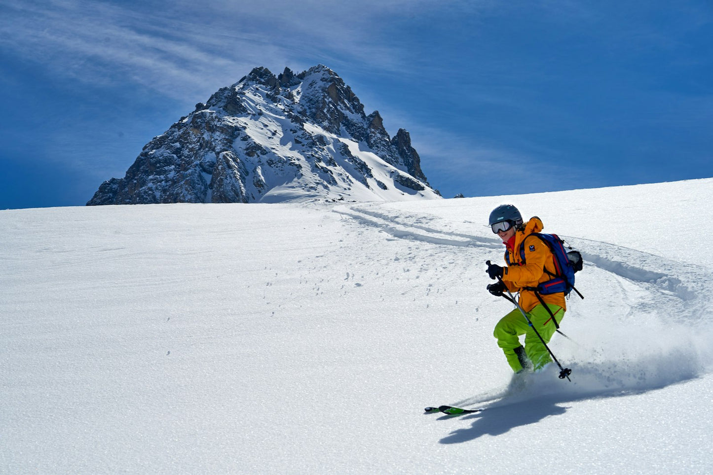 Descente en poudreuse face au sommet (photo Unsplash)