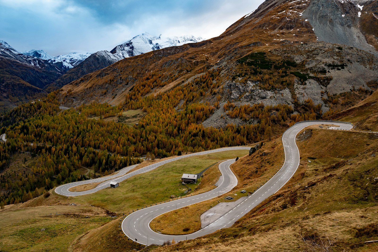 Lacets d'un col de montagne (photo Unsplash)