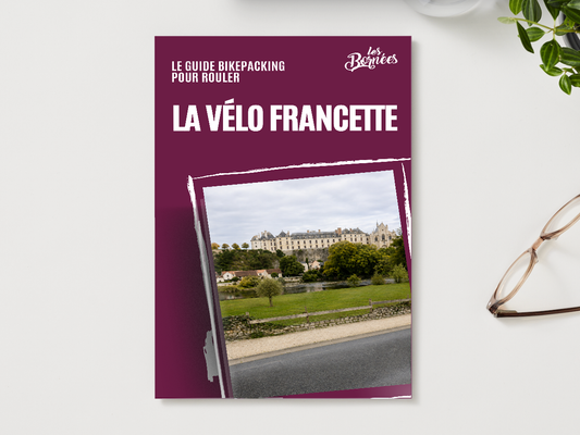 Le guide La Vélo Francette en version imprimée, posé sur un bureau